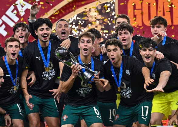 PORTUGAL vs AUSTRIA : FIFA U-17 WORLD CUP QATAR 2025 FINAL Players of Portugal celebrate with the trophy after winning the FIFA U-17 World Cup Qatar 2025 final match between Portugal and Austria at Khalifa International Stadium in Doha, Qatar, on November 27, 2025. DOHA Qatar Copyright: xNOUSHADxTHEKKAYILx