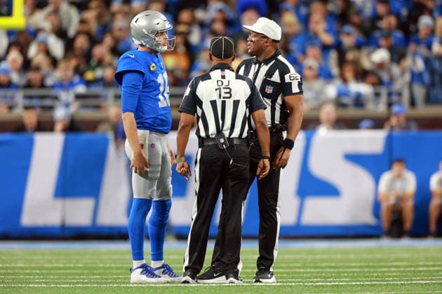 Detroit Lions DETROIT,MICHIGAN-November27: Quarterback Jared Goff (16) of the Detroit Lions talks with down judge Patrick Turner (13) and referee Ron Torbert (62) during an NFL, American Football Herren, USA football game between the Green Bay Packers and the Detroit Lions in Detroit, Michigan USA, on Sunday, November 23, 2025. Detroit Michigan United States  Copyright: xAmyxLemusx originalFilename:lemus-newyorkg251127_npD4Z.jpg