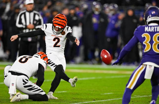 Cincinnati Bengals kicker Evan McPherson (2) kicks a 31 yard field goal against the Baltimore Ravens during the first quarter at M&T Bank Stadium in Baltimore, Maryland, on Thursday, November 27 2025.  BAL20251127122 DAVIDxTULIS