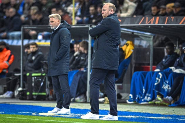Belgien, Fußball, UEFA Europa League, 5. Spieltag, 2025 2026, KRC Genk vs FC Basel 1893, 27.11.2025, Cegeka Arena, Genk, Belgien, Ludovic Magnin (Cheftrainer, FC Basel) und Thorsten Fink (Cheftrainer, KRC Genk) am Spielfeldrand Copyright: xMarkusxVerwimpx