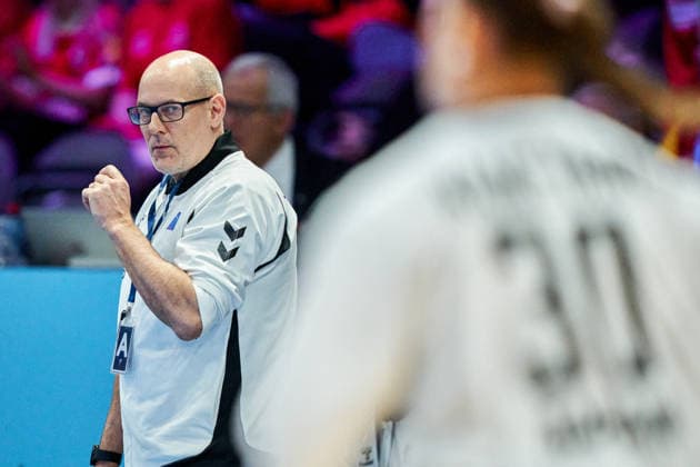 Women s Handball World Championship, WM, Weltmeisterschaft Denmark - Japan Head coach for Japan Morten Soubak during the Women s Handball World Championship match in Group A between Denmark and Japan in Rotterdam on Thursday, November 27, 2025. (Photo: Thomas Traasdahl Ritzau Scanpix) , Rotterdam Denmark Copyright: RitzauxScanpix ThomasxTraasdahlx spdk20251127-230620-L