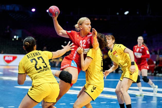 Women s Handball World Championship, WM, Weltmeisterschaft Denmark - Japan Denmark s Michala Elsberg Moeller in a duel with Natsuki Aizawa from Japan during the Women s Handball World Championship Group A match between Denmark and Japan in Rotterdam on Thursday, November 27, 2025. (Photo: Thomas Traasdahl Ritzau Scanpix) , Rotterdam Denmark Copyright: RitzauxScanpix ThomasxTraasdahlx spdk20251127-231416-L