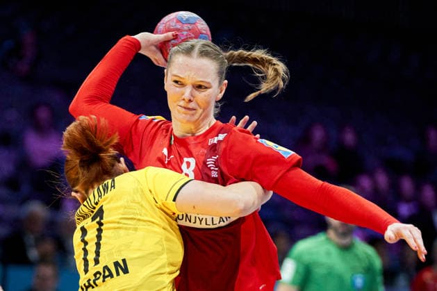 Women s Handball World Championship, WM, Weltmeisterschaft Denmark - Japan Denmark s Anne Mette Hansen in a duel with Japan s Ayaka Ohmatsuzawa during the Women s Handball World Championship match in Group A between Denmark and Japan in Rotterdam on Thursday, November 27, 2025. (Photo: Thomas Traasdahl Ritzau Scanpix) , Rotterdam Denmark Copyright: RitzauxScanpix ThomasxTraasdahlx spdk20251127-231812-L