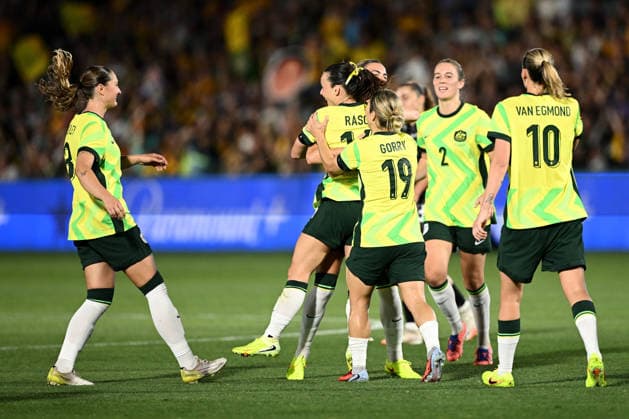 SOCCER AUSTRALIA NEW ZEALAND WOMEN, Hayley Raso of the Matildas (centre) celebrates with teammates after scoring a goal during the International Women s friendly match between between Australia and New Zealand at Polytec Stadium in Gosford, Friday, November 28, 2025. ( NO ARCHIVING, EDITORIAL USE ONLY GOSFORD NEW SOUTH WALES AUSTRALIA  Copyright: xDANxHIMBRECHTSx 20251128170016169365
