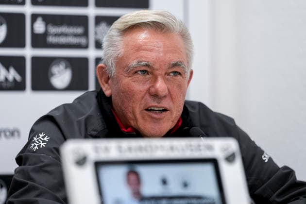 Olaf Janßen (Janssen, Trainer, Cheftrainer, SVS), Einzelbild, Einzelfoto, bei der Pressekonferenz vor dem Spiel, PK, press conference, PK, Pressekonferenz Pressetermin, Medientermin, 28.11.2025, Sandhausen (Deutschland), Fussball, Regionalliga Südwest, Pressekonferenz SV Sandhausen xozx