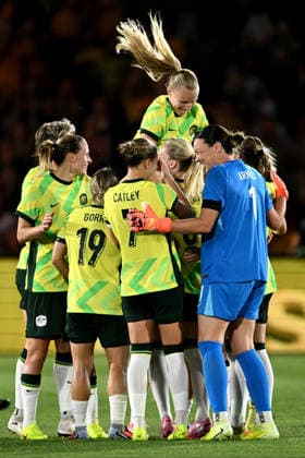 SOCCER AUSTRALIA NEW ZEALAND WOMEN, Matildas players celebrate a Kyra Cooney-Cross goal during the International Women s friendly match between between Australia and New Zealand at Polytec Stadium in Gosford, Friday, November 28, 2025. ( NO ARCHIVING, EDITORIAL USE ONLY GOSFORD NEW SOUTH WALES AUSTRALIA  Copyright: xDANxHIMBRECHTSx 20251128122255262725
