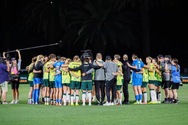 SOCCER AUSTRALIA NEW ZEALAND WOMEN, The Matlidas team huddle after victory during the International Women s Friendly match between between Australia and New Zealand at Polytec Stadium in Gosford, Friday, November 28, 2025. ( NO ARCHIVING, EDITORIAL USE ONLY GOSFORD NEW SOUTH WALES AUSTRALIA  Copyright: xMARKxEVANSx 20251128184987759534
