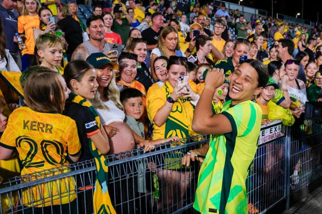 SOCCER AUSTRALIA NEW ZEALAND WOMEN, Sam Kerr of the Matildas poses for photos and signs autographs during the International Women s Friendly match between between Australia and New Zealand at Polytec Stadium in Gosford, Friday, November 28, 2025. ( NO ARCHIVING, EDITORIAL USE ONLY GOSFORD NEW SOUTH WALES AUSTRALIA  Copyright: xMARKxEVANSx 20251128155004112193