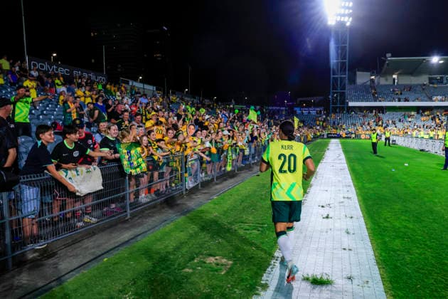 SOCCER AUSTRALIA NEW ZEALAND WOMEN, Sam Kerr of the Matildas runs to the fans awaiting autographs during the International Women s Friendly match between between Australia and New Zealand at Polytec Stadium in Gosford, Friday, November 28, 2025. ( NO ARCHIVING, EDITORIAL USE ONLY GOSFORD NEW SOUTH WALES AUSTRALIA  Copyright: xMARKxEVANSx 20251128192054652938