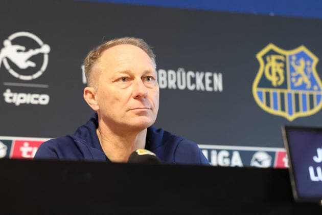 28.11.2025, xrekx, Fussball 3.Liga, 1.FC Saarbruecken - Pressekonferenz v.l. Jürgen Juergen Luginger Sportdirektor (1.FC Saarbruecken) (DFL DFB REGULATIONS PROHIBIT ANY USE OF PHOTOGRAPHS as IMAGE SEQUENCES and or QUASI-VIDEO) Saarbruecken