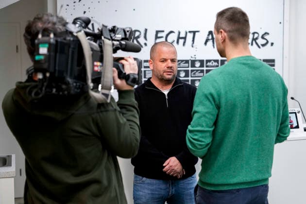 Stanko Patkovic (Scouting und Kaderplanung, SVS), Einzelbild, Einzelfoto, bei der Pressekonferenz zur Neuausrichtung der sportlichen Führung, PK, press conference, PK, Pressekonferenz Pressetermin, Medientermin, mit Mikrofon beim Interview, TV, Fernsehen, 28.11.2025, Sandhausen (Deutschland), Fussball, Regionalliga Südwest, Pressekonferenz SV Sandhausen
