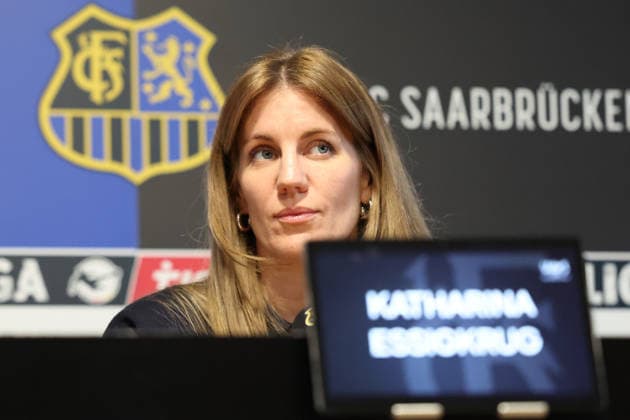 28.11.2025, xrekx, Fussball 3.Liga, 1.FC Saarbruecken - Pressekonferenz v.l. Katharina Essigkrug Pressesprecherin (1.FC Saarbruecken) (DFL DFB REGULATIONS PROHIBIT ANY USE OF PHOTOGRAPHS as IMAGE SEQUENCES and or QUASI-VIDEO) Saarbruecken