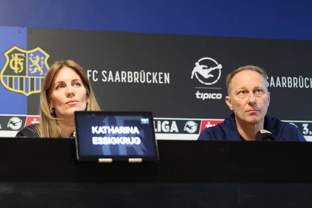 28.11.2025, xrekx, Fussball 3.Liga, 1.FC Saarbruecken - Pressekonferenz v.l. Katharina Essigkrug Pressesprecherin (1.FC Saarbruecken) Jürgen Juergen Luginger Sportdirektor (1.FC Saarbruecken) (DFL DFB REGULATIONS PROHIBIT ANY USE OF PHOTOGRAPHS as IMAGE SEQUENCES and or QUASI-VIDEO) Saarbruecken