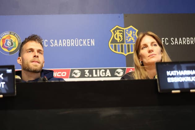 28.11.2025, xrekx, Fussball 3.Liga, 1.FC Saarbruecken - Pressekonferenz v.l. Patrick Schmidt (1.FC Saarbruecken) Katharina Essigkrug Pressesprecherin (1.FC Saarbruecken) (DFL DFB REGULATIONS PROHIBIT ANY USE OF PHOTOGRAPHS as IMAGE SEQUENCES and or QUASI-VIDEO) Saarbruecken