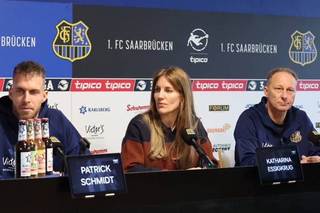 28.11.2025, xrekx, Fussball 3.Liga, 1.FC Saarbruecken - Pressekonferenz v.l. Patrick Schmidt (1.FC Saarbruecken) Katharina Essigkrug Pressesprecherin (1.FC Saarbruecken) Jürgen Juergen Luginger Sportdirektor (1.FC Saarbruecken) (DFL DFB REGULATIONS PROHIBIT ANY USE OF PHOTOGRAPHS as IMAGE SEQUENCES and or QUASI-VIDEO) Saarbruecken