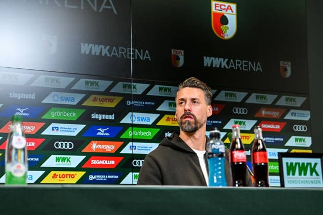 GER, 1. FBL, FC Augsburg vs Hamburger SV 22.11.2025, WWK-Arena, Augsburg, GER, 1. FBL, FC Augsburg vs Hamburger SV, im Bild Sandro Wagner (FC Augsburg), Pressekonferenz nach Spielende