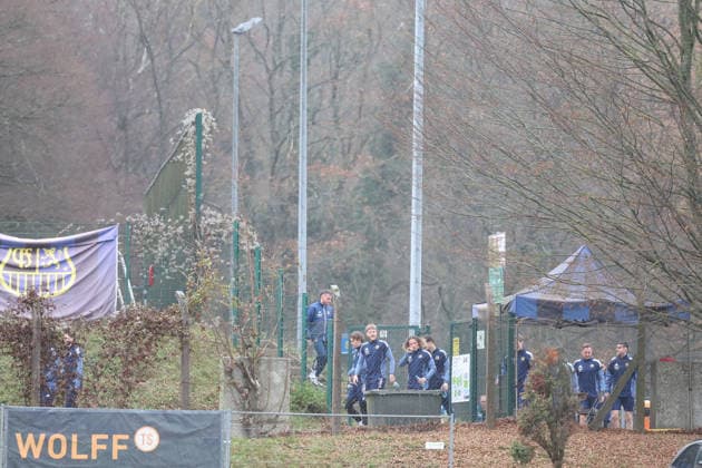 28.11.2025, xrekx, Fussball 3.Liga, 1.FC Saarbruecken - Training v.l. FCS Mannschaft kommt von der Besprechung (DFL DFB REGULATIONS PROHIBIT ANY USE OF PHOTOGRAPHS as IMAGE SEQUENCES and or QUASI-VIDEO) Saarbruecken
