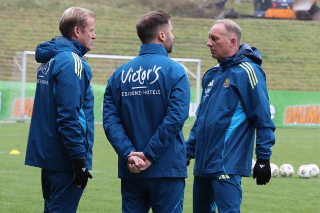 28.11.2025, xrekx, Fussball 3.Liga, 1.FC Saarbruecken - Training v.l. Bernd Heemsoth Co-Trainer (1.FC Saarbruecken) Karsten Specht Leiter der Nachwuchsabteilung (1.FC Saarbruecken) Jürgen Juergen Luginger Sportdirektor (1.FC Saarbruecken) (DFL DFB REGULATIONS PROHIBIT ANY USE OF PHOTOGRAPHS as IMAGE SEQUENCES and or QUASI-VIDEO) Saarbruecken