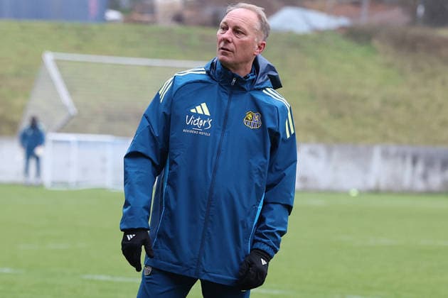 28.11.2025, xrekx, Fussball 3.Liga, 1.FC Saarbruecken - Training v.l. Jürgen Juergen Luginger Sportdirektor (1.FC Saarbruecken) (DFL DFB REGULATIONS PROHIBIT ANY USE OF PHOTOGRAPHS as IMAGE SEQUENCES and or QUASI-VIDEO) Saarbruecken