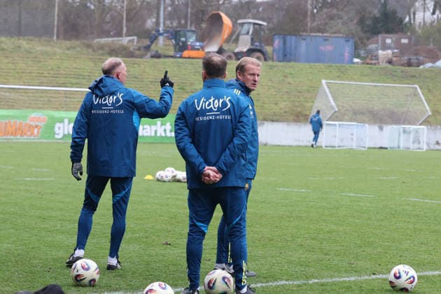28.11.2025, xrekx, Fussball 3.Liga, 1.FC Saarbruecken - Training v.l. Jürgen Juergen Luginger Sportdirektor (1.FC Saarbruecken) Karsten Specht Leiter der Nachwuchsabteilung (1.FC Saarbruecken) Bernd Heemsoth Co-Trainer (1.FC Saarbruecken) (DFL DFB REGULATIONS PROHIBIT ANY USE OF PHOTOGRAPHS as IMAGE SEQUENCES and or QUASI-VIDEO) Saarbruecken