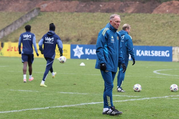 28.11.2025, xrekx, Fussball 3.Liga, 1.FC Saarbruecken - Training v.l. Jürgen Juergen Luginger Sportdirektor (1.FC Saarbruecken) (DFL DFB REGULATIONS PROHIBIT ANY USE OF PHOTOGRAPHS as IMAGE SEQUENCES and or QUASI-VIDEO) Saarbruecken