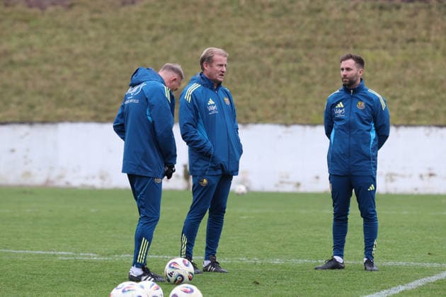 28.11.2025, xrekx, Fussball 3.Liga, 1.FC Saarbruecken - Training v.l. Jürgen Juergen Luginger Sportdirektor (1.FC Saarbruecken) Bernd Heemsoth Co-Trainer (1.FC Saarbruecken) Karsten Specht Leiter der Nachwuchsabteilung (1.FC Saarbruecken) (DFL DFB REGULATIONS PROHIBIT ANY USE OF PHOTOGRAPHS as IMAGE SEQUENCES and or QUASI-VIDEO) Saarbruecken