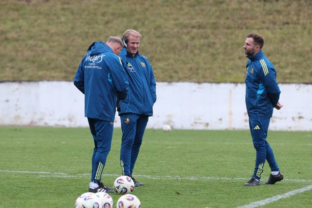 28.11.2025, xrekx, Fussball 3.Liga, 1.FC Saarbruecken - Training v.l. Jürgen Juergen Luginger Sportdirektor (1.FC Saarbruecken) Bernd Heemsoth Co-Trainer (1.FC Saarbruecken) Karsten Specht Leiter der Nachwuchsabteilung (1.FC Saarbruecken) (DFL DFB REGULATIONS PROHIBIT ANY USE OF PHOTOGRAPHS as IMAGE SEQUENCES and or QUASI-VIDEO) Saarbruecken
