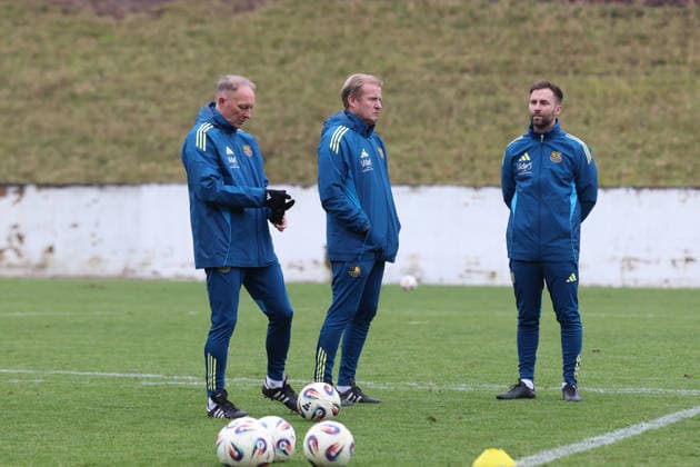 28.11.2025, xrekx, Fussball 3.Liga, 1.FC Saarbruecken - Training v.l. Jürgen Juergen Luginger Sportdirektor (1.FC Saarbruecken) Bernd Heemsoth Co-Trainer (1.FC Saarbruecken) Karsten Specht Leiter der Nachwuchsabteilung (1.FC Saarbruecken) (DFL DFB REGULATIONS PROHIBIT ANY USE OF PHOTOGRAPHS as IMAGE SEQUENCES and or QUASI-VIDEO) Saarbruecken