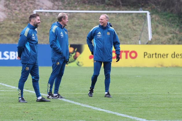 28.11.2025, xrekx, Fussball 3.Liga, 1.FC Saarbruecken - Training v.l. Karsten Specht Leiter der Nachwuchsabteilung (1.FC Saarbruecken) Bernd Heemsoth Co-Trainer (1.FC Saarbruecken) Jürgen Juergen Luginger Sportdirektor (1.FC Saarbruecken) (DFL DFB REGULATIONS PROHIBIT ANY USE OF PHOTOGRAPHS as IMAGE SEQUENCES and or QUASI-VIDEO) Saarbruecken