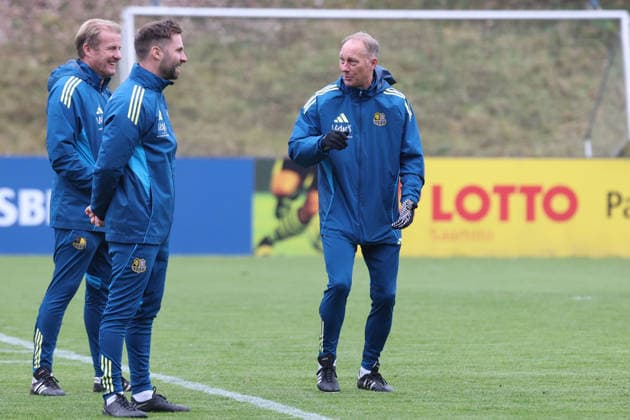 28.11.2025, xrekx, Fussball 3.Liga, 1.FC Saarbruecken - Training v.l. Bernd Heemsoth Co-Trainer (1.FC Saarbruecken) Karsten Specht Leiter der Nachwuchsabteilung (1.FC Saarbruecken) Jürgen Juergen Luginger Sportdirektor (1.FC Saarbruecken) (DFL DFB REGULATIONS PROHIBIT ANY USE OF PHOTOGRAPHS as IMAGE SEQUENCES and or QUASI-VIDEO) Saarbruecken