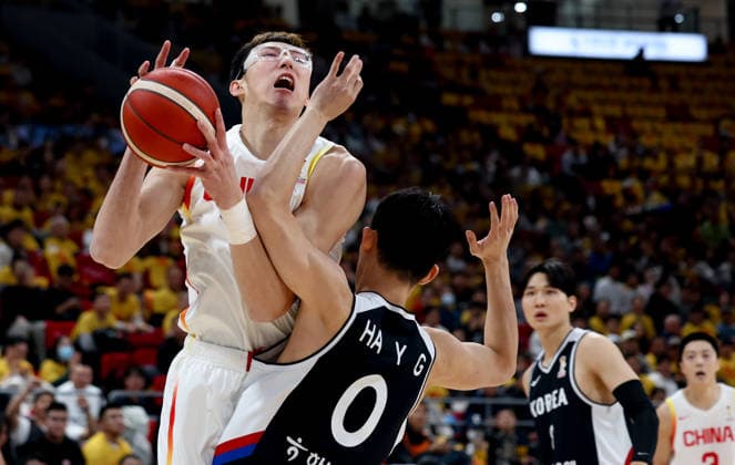 (251128) -- BEIJING, Nov. 28, 2025 -- Zhou Qi (L) of China vies with Ha Yungi of South Korea during the Group B match at the FIBA Basketball World Cup Asian Qualifiers in Beijing, capital of China, Nov. 28, 2025. ) (SP)CHINA-BEIJING-BASKETBALL-FIBA WORLD CUP 2025 ASIAN QUALIFIERS-CHN VS KOR (CN) WangxKaiyan 