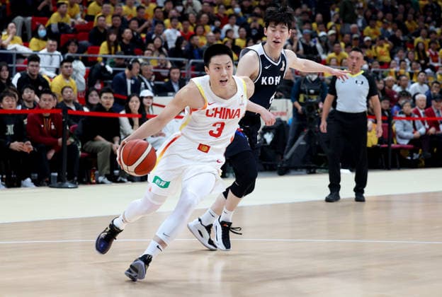(251128) -- BEIJING, Nov. 28, 2025 -- Hu Mingxuan (L) of China breaks through during the Group B match between China and South Korea at the FIBA Basketball World Cup Asian Qualifiers in Beijing, capital of China, Nov. 28, 2025. ) (SP)CHINA-BEIJING-BASKETBALL-FIBA WORLD CUP 2025 ASIAN QUALIFIERS-CHN VS KOR (CN) WangxKaiyan 