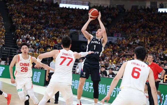 (251128) -- BEIJING, Nov. 28, 2025 -- Lee Hyunjung (top) of South Korea shoots during the Group B match between China and South Korea at the FIBA Basketball World Cup Asian Qualifiers in Beijing, capital of China, Nov. 28, 2025. ) (SP)CHINA-BEIJING-BASKETBALL-FIBA WORLD CUP 2025 ASIAN QUALIFIERS-CHN VS KOR (CN) WangxKaiyan 