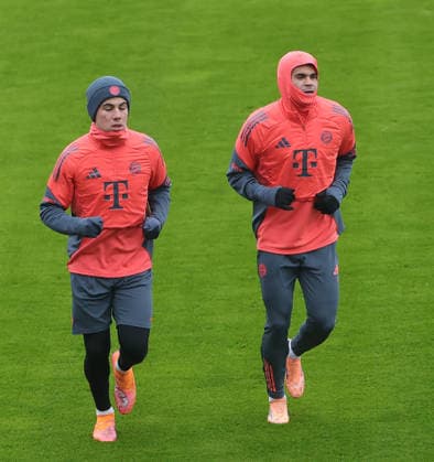 27.11.2025, FC Bayern, Saebenerstrasse Muenchen, Fussball, im Bild: Felipe Chavez und Luis Diaz (FC Bayern Muenchen)