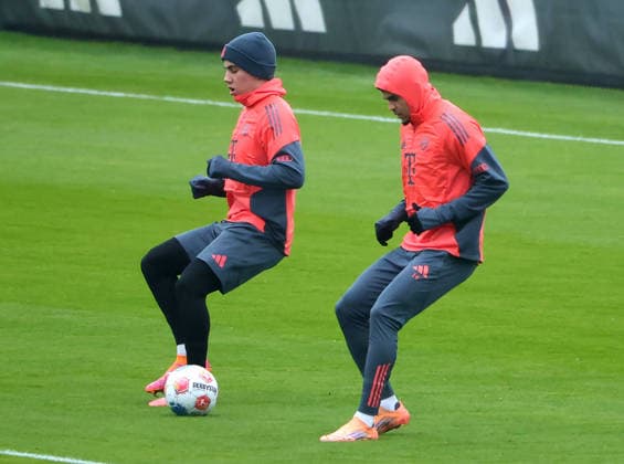 27.11.2025, FC Bayern, Saebenerstrasse Muenchen, Fussball, im Bild: Felipe Chavez und Luis Diaz (FC Bayern Muenchen)