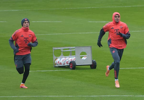 27.11.2025, FC Bayern, Saebenerstrasse Muenchen, Fussball, im Bild: Felipe Chavez und Luis Diaz (FC Bayern Muenchen)