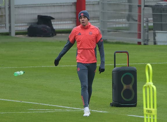 27.11.2025, FC Bayern, Saebenerstrasse Muenchen, Fussball, im Bild: Jamal Musiala (FC Bayern Muenchen) wirft die Flasche weg