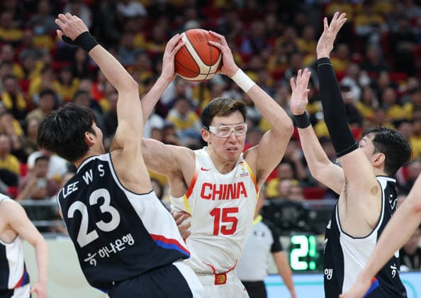 (251128) -- BEIJING, Nov. 28, 2025 -- Zhou Qi (C) of China vies during the Group B match between China and South Korea at the FIBA Basketball World Cup Asian Qualifiers in Beijing, capital of China, Nov. 28, 2025. ) (SP)CHINA-BEIJING-BASKETBALL-FIBA WORLD CUP 2025 ASIAN QUALIFIERS-CHN VS KOR (CN) ZhangxChenlin 