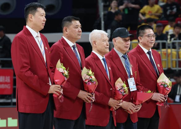 (251128) -- BEIJING, Nov. 28, 2025 -- Basketball legends of China Wang Zhizhi, Gong Xiaobin, Jiang Xingquan, Kuang Lubin and Hu Weidong (from L to R) line up before the Group B match between China and South Korea at the FIBA Basketball World Cup Asian Qualifiers in Beijing, capital of China, Nov. 28, 2025. ) (SP)CHINA-BEIJING-BASKETBALL-FIBA WORLD CUP 2025 ASIAN QUALIFIERS-CHN VS KOR (CN) ZhangxChenlin 