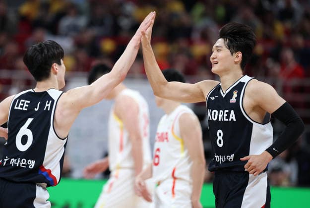 (251128) -- BEIJING, Nov. 28, 2025 -- An Youngjun (R) of South Korea celebrates with his teammate Lee Junghyun during the Group B match between China and South Korea at the FIBA Basketball World Cup Asian Qualifiers in Beijing, capital of China, Nov. 28, 2025. ) (SP)CHINA-BEIJING-BASKETBALL-FIBA WORLD CUP 2025 ASIAN QUALIFIERS-CHN VS KOR (CN) ZhangxChenlin 