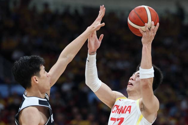 (251128) -- BEIJING, Nov. 28, 2025 -- Zhang Zhenlin (R) of China shoots the ball during the Group B match between China and South Korea at the FIBA Basketball World Cup Asian Qualifiers in Beijing, capital of China, Nov. 28, 2025. ) (SP)CHINA-BEIJING-BASKETBALL-FIBA WORLD CUP 2025 ASIAN QUALIFIERS-CHN VS KOR (CN) ZhangxChenlin 