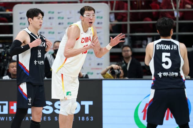 (251128) -- BEIJING, Nov. 28, 2025 -- Zhou Qi (C) of China gestures during the Group B match between China and South Korea at the FIBA Basketball World Cup Asian Qualifiers in Beijing, capital of China, Nov. 28, 2025. ) (SP)CHINA-BEIJING-BASKETBALL-FIBA WORLD CUP 2025 ASIAN QUALIFIERS-CHN VS KOR (CN) ZhangxChenlin 