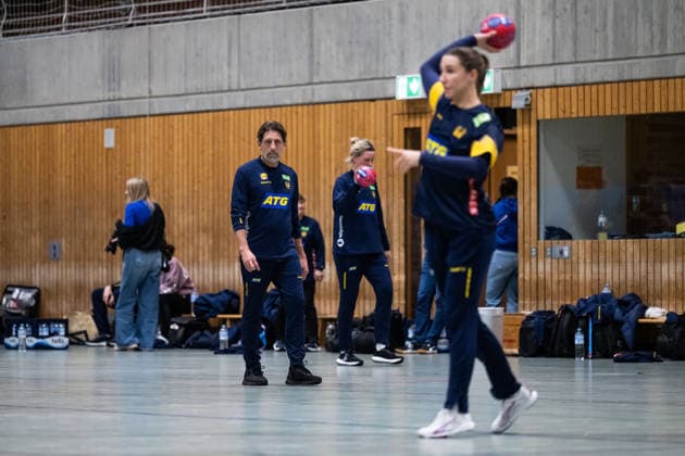 251128 Head coach Tomas AxnÃ r and Anna Lagerquist of the Swedish women s national handball team at a training session during the 2025 IHF World Women s Handball Championship on November 28, 2025 in Stuttgart. Photo: Emma Wallskog BILDBYRAN COP 320 EW0594 handball handboll handball bbeng vm handball-vm handbolls-vm ihf handball World Championship, WM, Weltmeisterschaft world handball championship 2025 world championship 2025 träning practice training sverige sweden day 3 dam Copyright: EMMAxWALLSKOG BB251128EW062