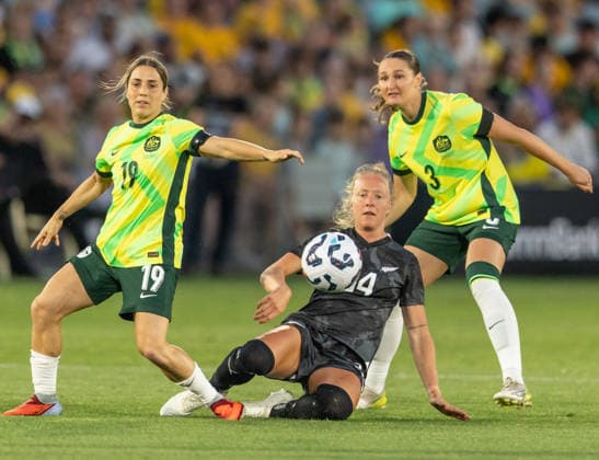 November 28, 2025, Gosford, Nsw, Australia: KELLI BROWN of New Zealand and KATRINA GORRY of Australia compete for the ball during the WomenÃ¢â‚¬â ¢s FIFA International Friendly, Länderspiel, Nationalmannschaft between Australia and New Zealand Gosford Australia - ZUMAt173 20251128_zsp_t173_004 Copyright: xStephanexThomasx