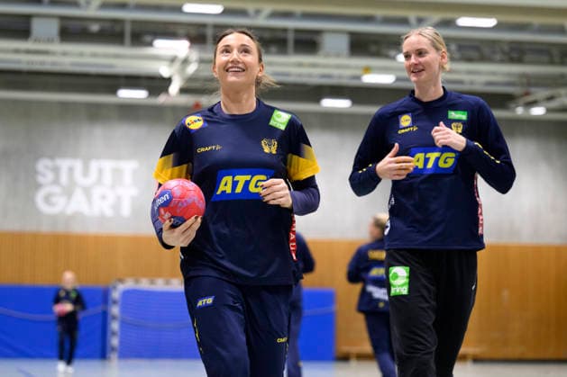 STUTTGART 20251128 Olivia Löfkvist och Johanna Bundsen tränar i Sporthalle Tivoli under damernas handbolls-VM i Stuttgart, Tyskland. STUTTGART TYSKLAND x10070x