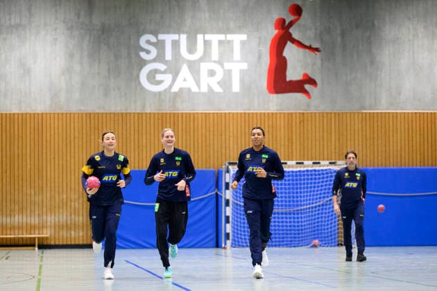 STUTTGART 20251128 Olivia Löfkvist, Johanna Bundsen och Jamina Roberts tränar i Sporthalle Tivoli under damernas handbolls-VM i Stuttgart, Tyskland. STUTTGART TYSKLAND x10070x