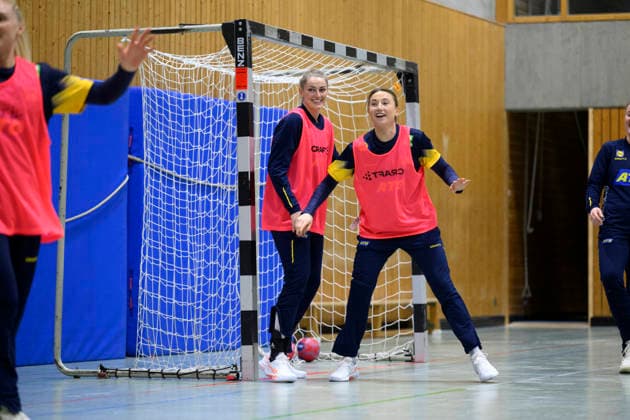 STUTTGART 20251128 Kristin Thorleifsdottir och Olivia Löfkvist tränar i Sporthalle Tivoli under damernas handbolls-VM i Stuttgart, Tyskland. STUTTGART TYSKLAND x10070x