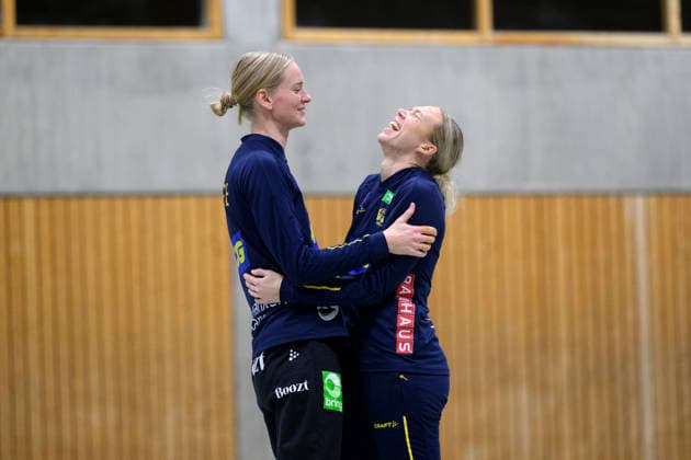 STUTTGART 20251128 Johanna Bundsen och Jenny Carlson tränar i Sporthalle Tivoli under damernas handbolls-VM i Stuttgart, Tyskland. STUTTGART TYSKLAND x10070x