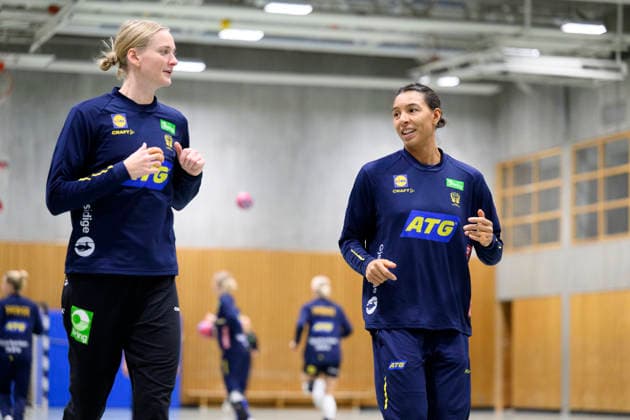 STUTTGART 20251128 Johanna Bundsen och Jamina Roberts tränar i Sporthalle Tivoli under damernas handbolls-VM i Stuttgart, Tyskland. STUTTGART TYSKLAND x10070x