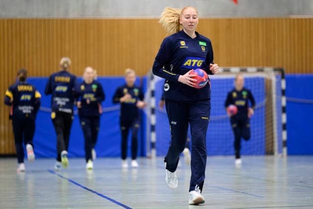 STUTTGART 20251128 Tyra AxnÃ r tränar i Sporthalle Tivoli under damernas handbolls-VM i Stuttgart, Tyskland. STUTTGART TYSKLAND x10070x